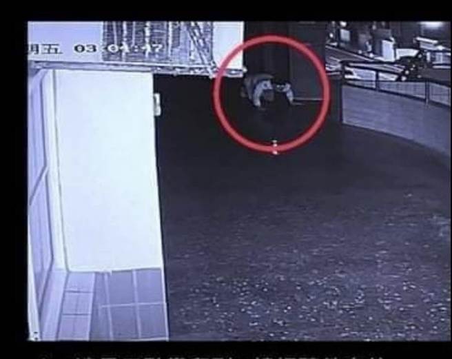 恒春警分局惊传疏纵人犯，嫌犯藉故上厕所衝出警局在校园躲了一夜，至今仍未抓到。（翻摄画面／谢佳潾屏东传真）