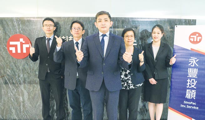 永豐投顧推動台股ESG成績亮麗，2021年已完成台股200公司評鑑，永豐投顧總經理李學詩（中）率領ESG團隊合影。圖／永豐投顧提供