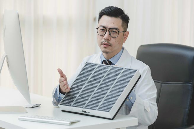 全方位空气滤净专家3M携手新光医院权威胸腔内科主治医师徐培菘，三「读」解析居家空品，预防空污元凶造成气喘问题。图／业者提供