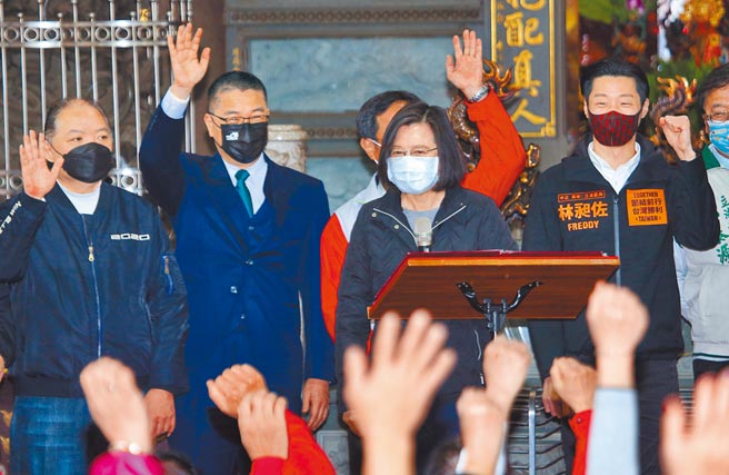 台北市中正、万华区立委罢免案即将投票，蔡英文总统（右二）、内政部长徐国勇（左二）、台北市道教会理事长黄承国（左）陪同立委林昶佐（右）到万华广照宫参香，请求支持者们留下这位在地立委，投票当天要出来投下不同意票。（陈君玮摄）