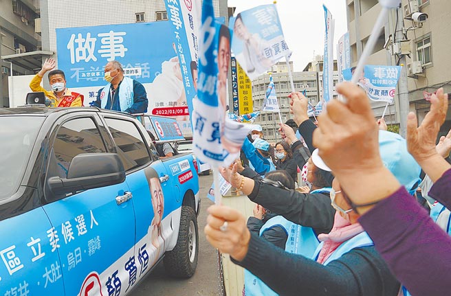 台中第二選區立委補選國民黨候選人顏寬恒（左），5日由無黨籍議員張滄沂陪同到霧峰車隊掃街，街邊志工熱情揮舞旗幟，表達相挺。（本報資料照片）