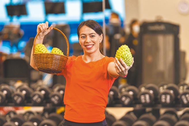 舉重女神郭婞淳受邀為台東鳳梨釋迦拍攝宣傳短片。（台東縣府提供／蔡旻妤台東傳真）