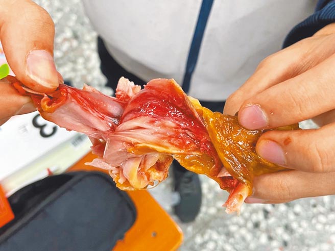 宜兰市中华国中、黎明国小有34名学生，5日因营养午餐的鸡腿没熟透，导致食用后出现身体不适的症状。（中华国中提供／李忠一宜兰传真）