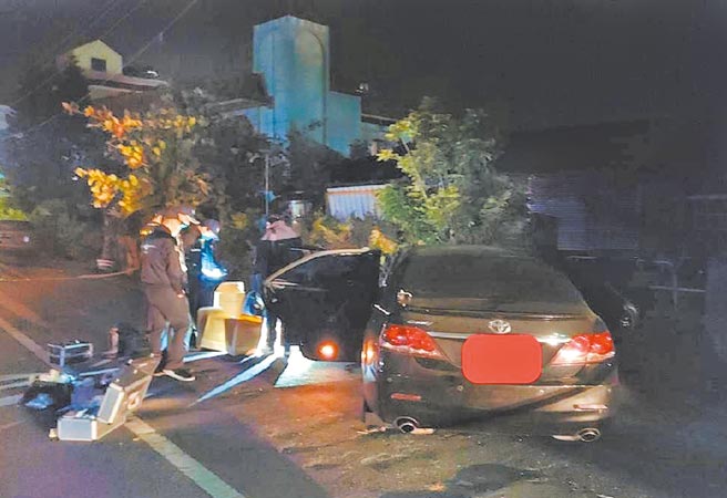 嘉義縣東石鄉5日深夜傳槍擊案，綽號「包子」的張嘉恩遭人從車外開槍，警方採證在車上發現2個彈孔。（警方提供／呂妍庭嘉義傳真）