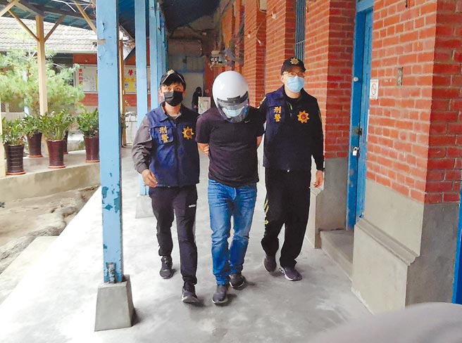 涉嫌對張姓被害人開槍的張壬榤（中），6日在警方策動下投案。（呂妍庭攝）