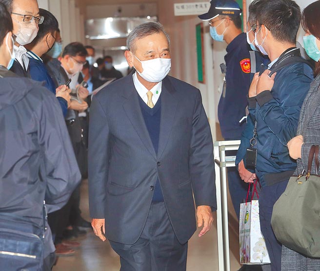 陆委会证实，我方本次遣返21名陆籍偷渡犯，属常态性遣返作业。对此，法务部次长陈明堂（中）6日在立法院表示，这是基于两岸共同打击犯罪，跟司法互助协议架构下，对于相关刑事案件，包括人犯遣返、资料通报等，能够正常进行，并非突发状况。（刘宗龙摄）