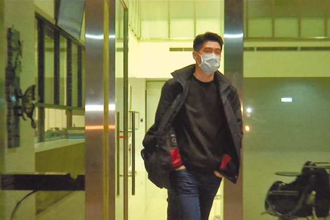 台北市土方同业公会理事长王建翔因承揽南港区某建案清运土石业务，涉嫌违法倾倒废土，检察官依废弃物清理法、偽造文书等罪谕令500万交保。（李文正翻摄）