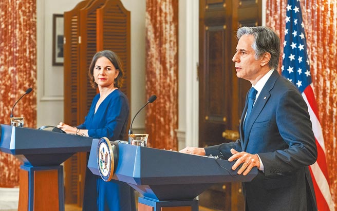 美國國務卿布林肯（右）與來訪的德國外交部長貝爾博克（左）舉行聯合記者會，聲援立陶宛。（摘自美國國務院官網）