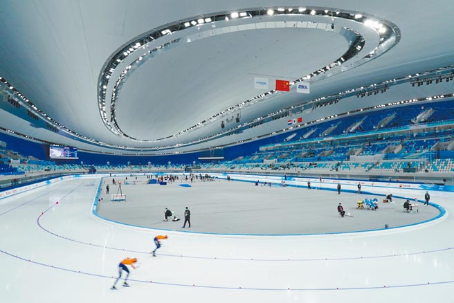 北京冬奥村将于27日开村，将进行歷来最大的数位人民币试点。图为北京国家速滑馆。（新华社）