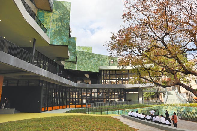 新竹市龙山国小群英楼重建工程以「风的曲线」设计，图书空间外观明亮，景观与建筑物相融合。（邱立雅摄）