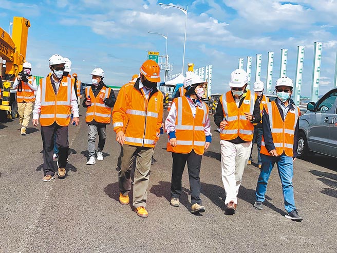 立委杨琼璎（右三）会同相关单位视察国道4号丰潭段潭子交流道工程。（王文吉摄）