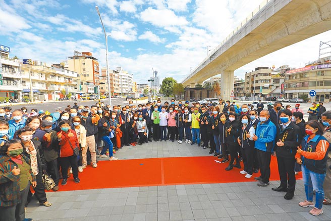 台中市政府6日举行南区国光地下道填平完工通车典礼，地方人士齐聚，欢喜步行通过，随即开放通车。（张妍溱摄）