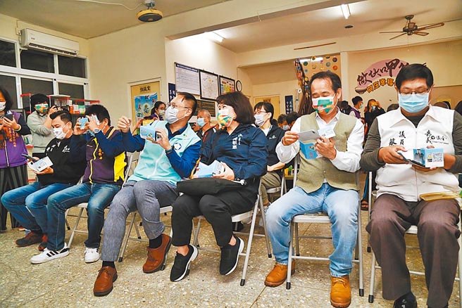 嘉義市長黃敏惠（右三）偕議員認識體驗虛擬實境（VR）眼鏡盒。（嘉義市政府提供／廖素慧嘉市傳真）