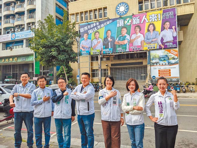 民进党参选高雄巿议员的7新人组成「迈向过半大联盟」6日在旧国民党凤山党部首度挂起联合看板，摃上国民党。（曹明正摄）