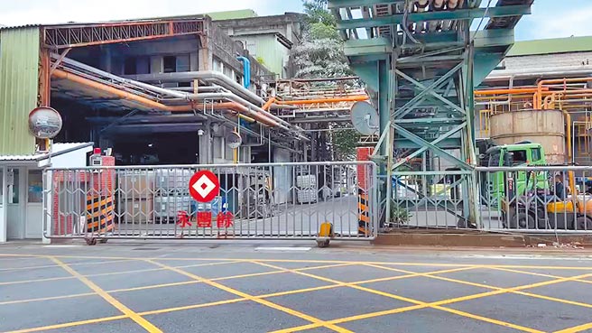 台东永丰余纸厂6日惊传工安意外，64岁刘姓男子疑遭滑落废纸箱活埋送医不治。（蔡旻妤摄）