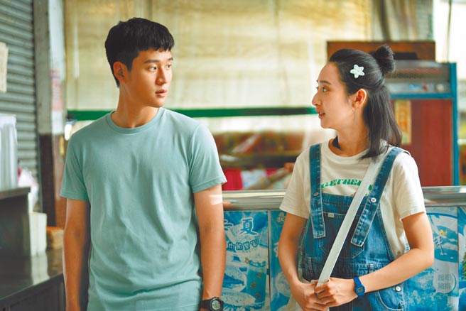 周兴哲（左）跟李沐主演的新片，将在月底上映。（华映提供）