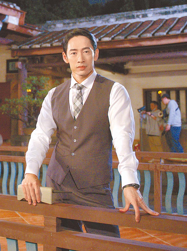 路斯明在剧中饰演台南百年家族的第一接班人陈庆堂。（公视提供）