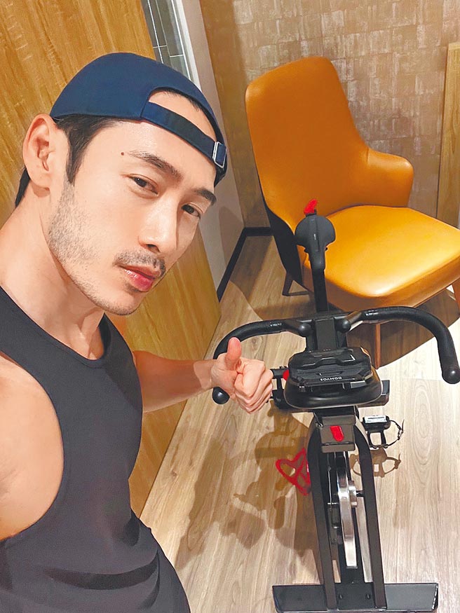 路斯明每天在防疫旅馆内做运动1.5小时。（公视提供）