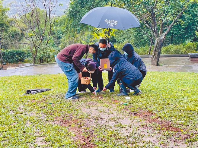 陈松勇的乾儿子吴信毅（中）、印尼看护Yule（左二）将陈松勇骨灰植存法鼓山。（台湾仁本提供）