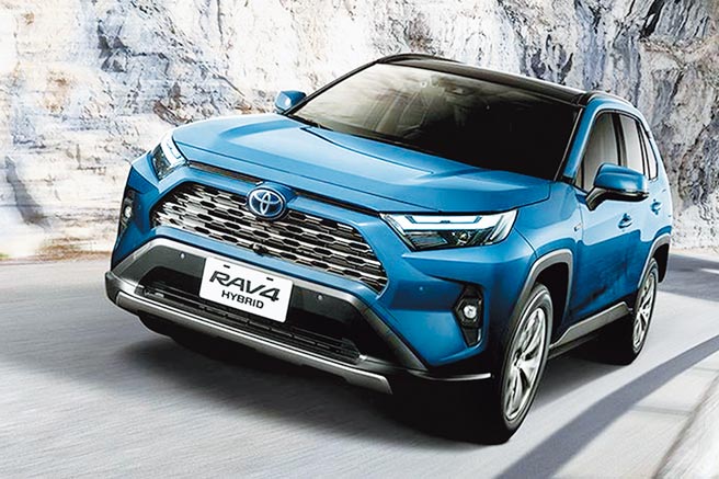 日本进口TOYOTA RAV4全新改款，HYBRID全车系导入简约俐落的LED Bi-beam头灯。（和泰汽车提供）