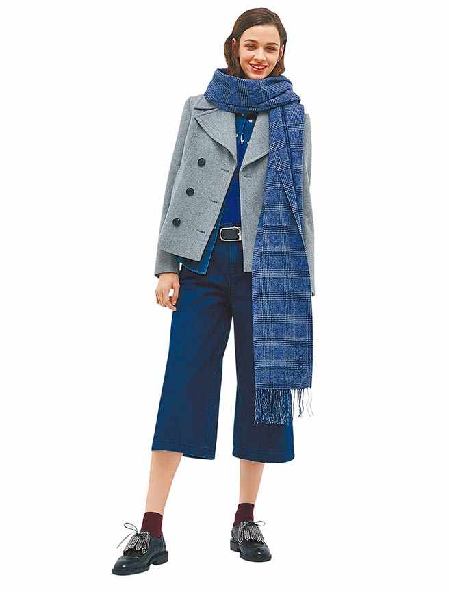 SOGO忠孝館MAX&Co短版箱型羊毛混紡大衣，原價2萬3600元、特價1萬6520元。（SOGO提供）