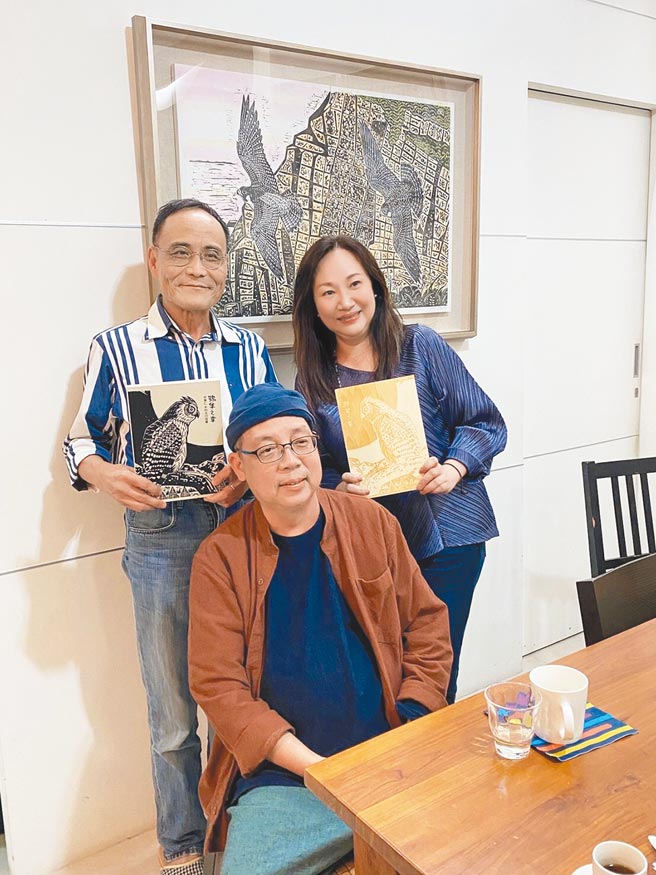 何华仁（前坐者）与作家林文义、曾郁雯夫妇合影。（林文义提供）