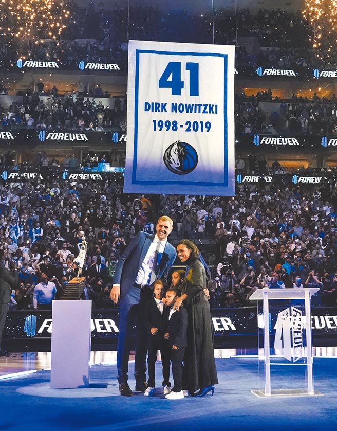 獨行俠昨將昔日招牌球星諾威茲基所穿的41號球衣退休，獨行俠也在主場擊潰聯盟龍頭勇士，雙喜臨門。（美聯社）