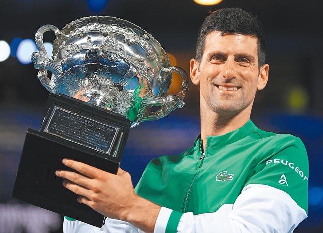 世界球王乔柯维奇虽然想要透过医疗豁免权的管道参加澳网，但由于没有备齐文件而遭到澳洲政府拒绝入境，并且取消签证，可能无缘寻求4连霸。（美联社）