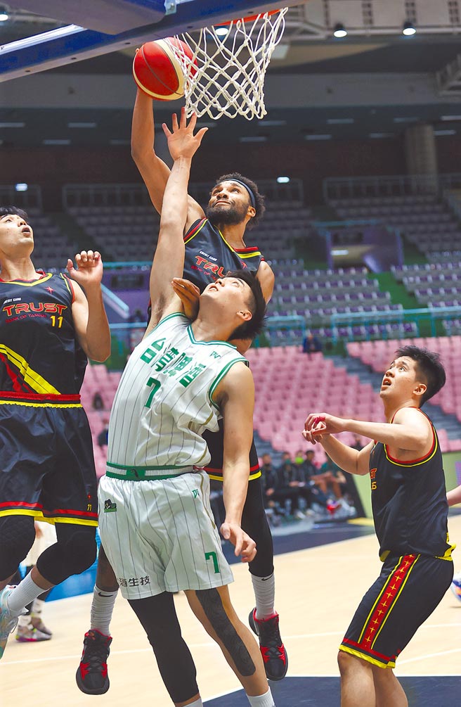 台银艾尔文无视台啤防守球员的干扰仍奋勇上篮得分。（中华篮协提供）