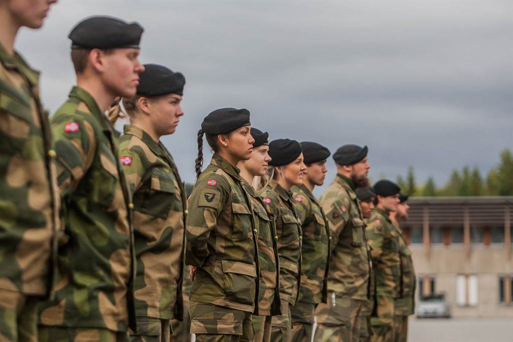 受疫情影响供应链，挪威军方已下令，未来入伍的义务役新兵在结训时必须缴回公发的内衣、袜子，就连女性内衣也不能例外。图/挪威国防部脸书(photo:ChinaTimes)