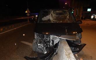酒駕猛撞中投公路護欄 車頭遭「切西瓜」氣囊炸開駕駛慘死