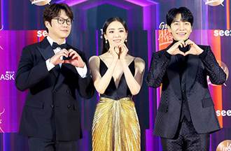 九頭身美女金唱片主持辣翻 上身僅一塊布深V到肚大露側乳