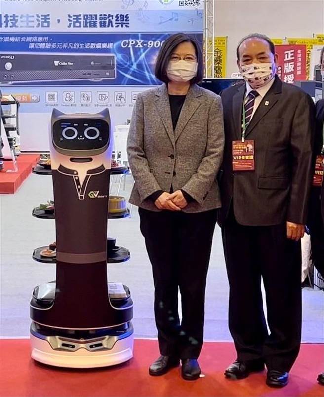 蔡世寅(右)被蔡总统关心询问，他与金嗓歌友会有无关系，赶紧澄清与他无关。（蔡世寅提供／卢金足台中传真）