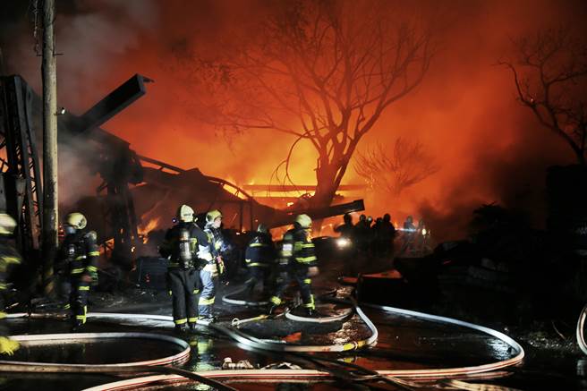 台北市延平北路八段一间木材工厂8日深夜发生火警。（杜宜谙摄）