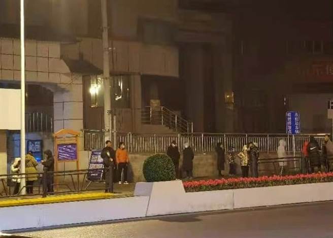 青海發生強震，部分居民上街逃生。(取自東網)