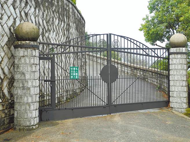 蔡潔生墓園位在青潭花園公墓最高點，以石牆圍住，通道口處鐵門深鎖且貼公告禁進，鐵門上還標註「生園」。（本報系資料圖）