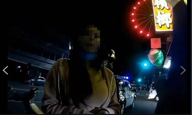 高雄市1名长髮的46岁王姓女子骑车未戴口罩，警方好意趋前劝诫，发现王女身上有酒气，结果一测超标，将她送办。（翻摄照片／石秀华高雄传真）