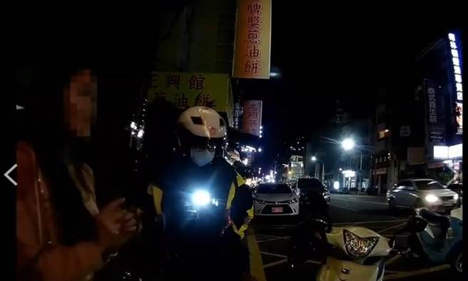 警方发现王女脸红红，她当场坦承和友人在KTV喝了2瓶啤酒。（翻摄照片／石秀华高雄传真）