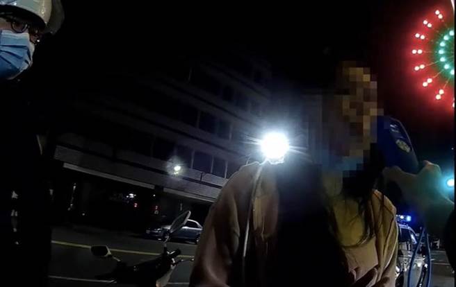 警方在现场对王女施以酒测，结果超过标准值。（翻摄照片／石秀华高雄传真）