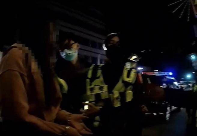警方将王女上铐准备带回查办时，王女还娇喊「没有这么严重，好不好」，警方当下告诫王女「酒驾就是这么严重」。（翻摄照片／石秀华高雄传真）