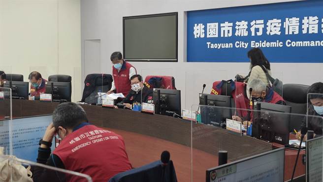桃园市长郑文灿主持防疫会议。（赖佑维摄）
