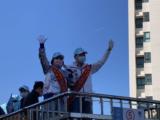 台中二选区立委补选国民党候选人顏宽恒(右起)，今天在立委杨琼璎陪同下车队扫街。(林欣仪摄)