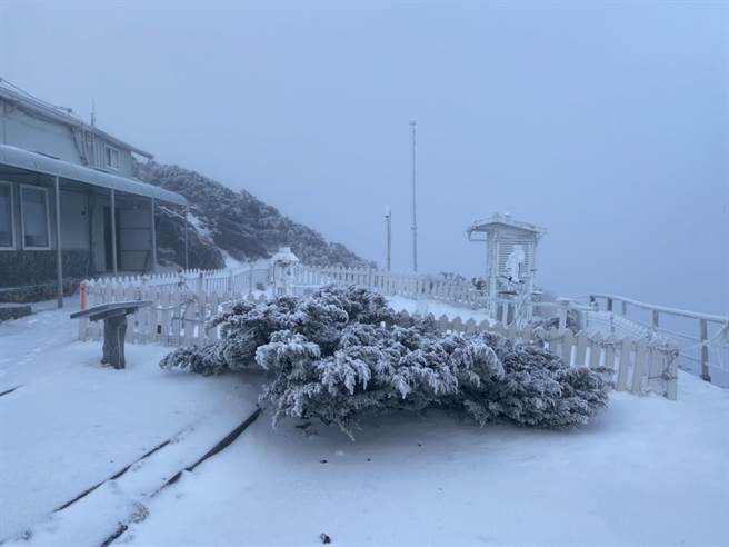 玉山气象站也被白雪覆盖。（玉管处提供／吴建辉南投传真）