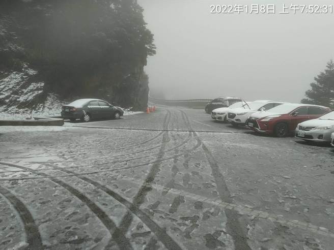 而合欢山武岭也持续降下冰霰夹雪，台14甲水晶宫路段结冰，公路总局埔里工务段表示，昆阳至小风口路段必须加挂雪链才能通行，也提醒民眾注意安全。（松雪楼提供／吴建辉南投传真）