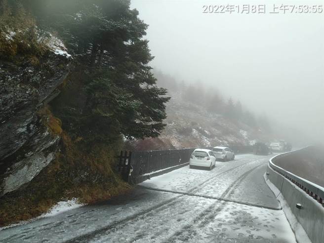 南投警仁爱分局提醒，武岭是游客开车就能赏雪的最佳圣地，因此呼吁民眾前往赏雪时，务必注意即时交通讯息，行前注意气象预报及道路交通资讯。（松雪楼提供／吴建辉南投传真）