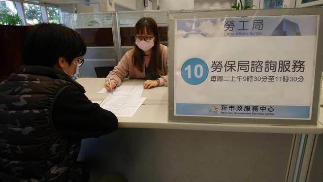 中市新设劳工保险谘询服务柜台，一站式免费谘询免奔波。（台中市政府提供）