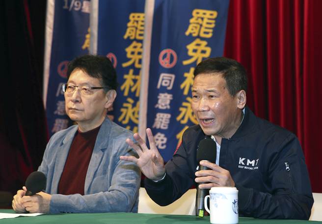 无党籍立委林昶佐罢免案，图为罢免提案人之一的台北市议员锺小平（右）。（资料照/赵双杰摄）