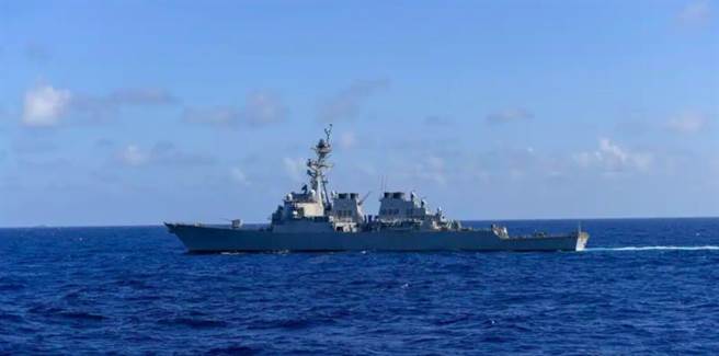 美军米利厄斯号(USS Milius)导弹驱逐舰2021年11月20日在南中国海航行。（美国海军照片）