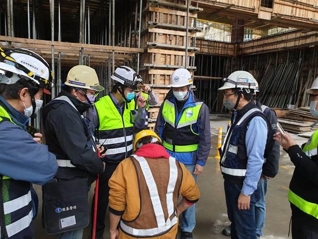 北市劳检处长梁苍淇会同劳动部职业安全卫生署邹子廉署长7日突击检查南门市场改建工程，针对各工程设备的安全多加叮咛。（北市劳动局提供／杨亚璇台北传真）