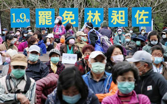 无党籍立委林昶佐罢免案投票前夕，罢昶总部8日在青年公园举行祈福追思音乐会，呼吁大家投下罢免同意票，吸引许多支持者参加。（赵双杰摄）